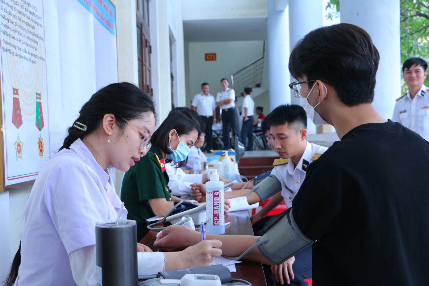 Bên cạnh sự hưởng ứng tích cực của các học viên trường CĐ Kỹ thuật Hải quân, cán bộ, giảng viên nhà trường cũng vận động người nhà tham gia chương trình ‘Chủ nhật Đỏ’ hiến máu tình nguyện.