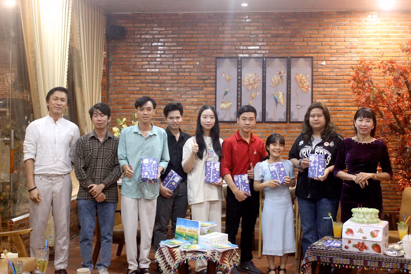 Một buổi trao quà động viên các cây viết trẻ của 'Bút nhóm Đồng Xanh'. Một buổi trao quà động viên các cây viết trẻ của 'Bút nhóm Đồng Xanh'.