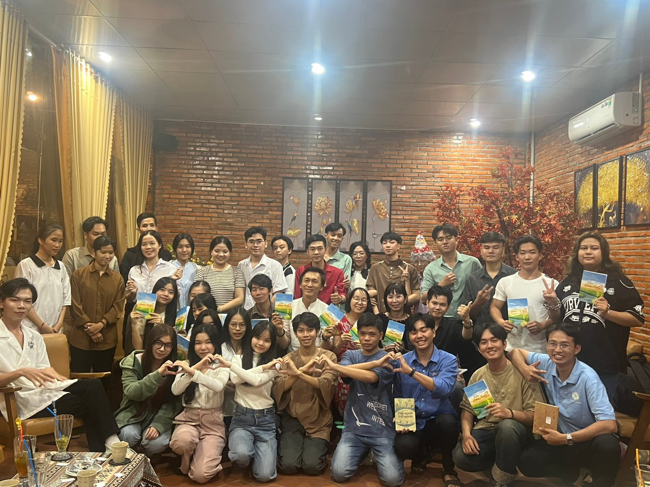 Các thành viên 'Bút nhóm Đồng Xanh' trong một lần họp mặt. Các thành viên 'Bút nhóm Đồng Xanh' trong một lần họp mặt.