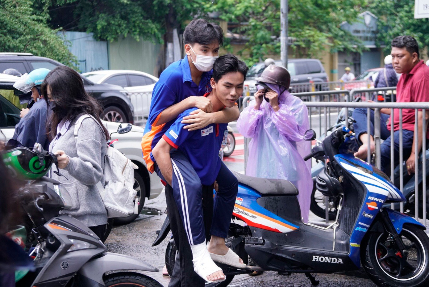 Tại THPT Nguyễn Trãi (Q. 4) một thí sinh bị gãy chân đã được chiến sĩ đội hình 'Tiếp sức mùa thi' hỗ trợ đưa vào điểm thi an toàn.