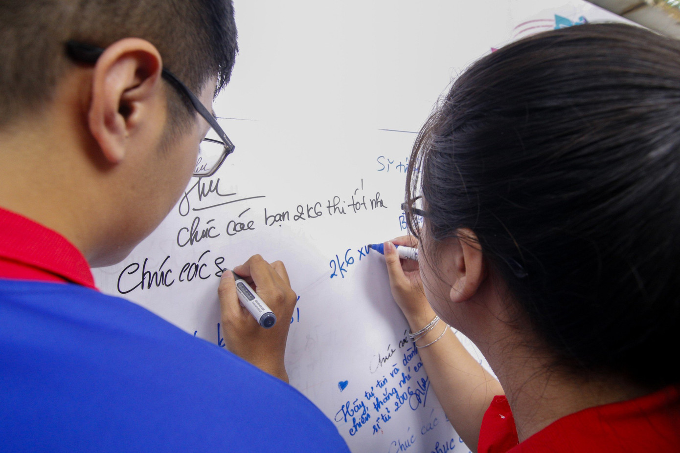 Chiến sĩ 'Tiếp sức mùa thi' viết lời chúc thành công gửi đến các sĩ tử sẽ "vượt vũ môn" sắp tới. Chiến sĩ 'Tiếp sức mùa thi' viết lời chúc thành công gửi đến các sĩ tử sẽ "vượt vũ môn" sắp tới.