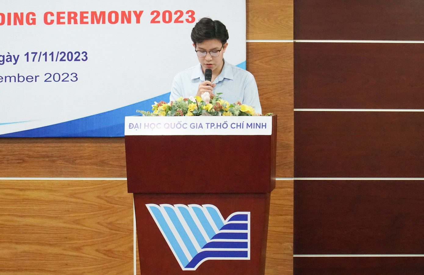 Quốc Trung phát biểu tại Lễ trao học bổng Toshiba năm 2023. Anh là một trong hai sinh viên đầu tiên của ĐHQG TP. HCM nhận học bổng này. (Ảnh: NVCC) Quốc Trung phát biểu tại Lễ trao học bổng Toshiba năm 2023. Anh là một trong hai sinh viên đầu tiên của ĐHQG TP. HCM nhận học bổng này. (Ảnh: NVCC)