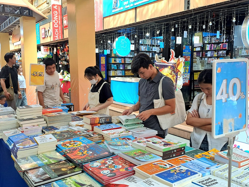 Không chỉ có người Việt Nam, nhiều du khách nước ngoài cũng ghé đến tham gia, chiêm ngưỡng không gian văn hóa đọc năng động, ý nghĩa tại Đường Sách TP. HCM.