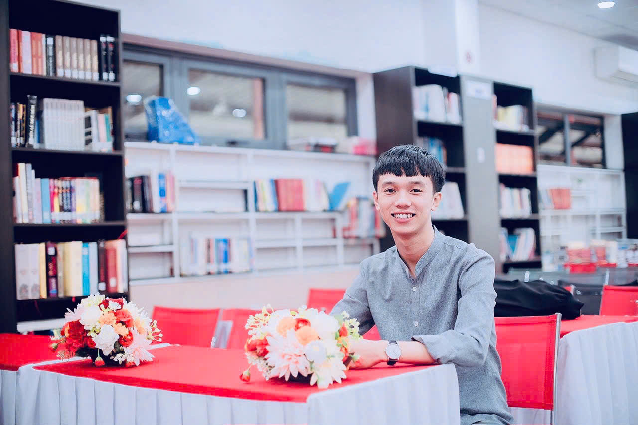 Nguyễn Quang Lành - Thủ khoa bậc đại học của Học viện Âm nhạc Huế. Nguyễn Quang Lành - Thủ khoa bậc đại học của Học viện Âm nhạc Huế.