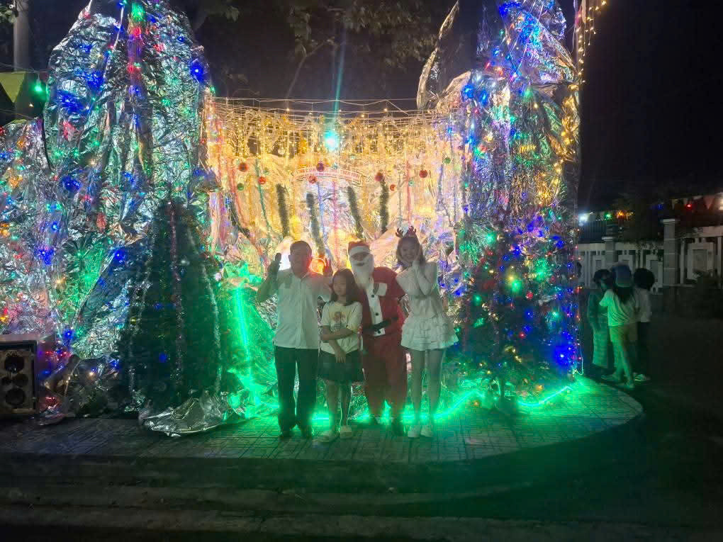 Hẻm 736 Lê Đức Thọ (Q. Gò Vấp) trở thành điểm đến yêu thích của giới trẻ nhờ không gian được trang hoàng lung linh và rực rỡ ánh đèn trong mùa Noel.