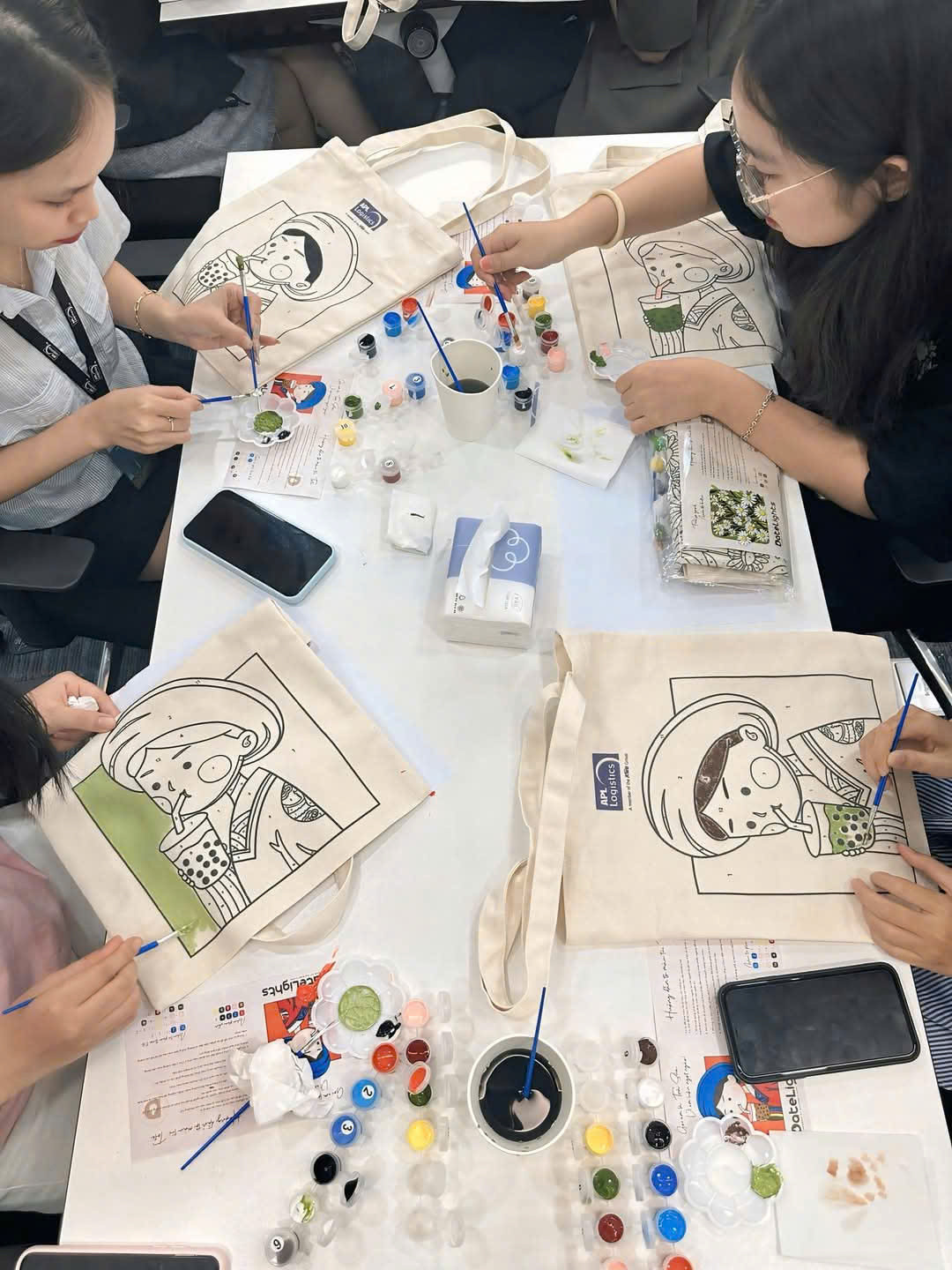 Workshop vẽ túi vải tote được Minh Quân đánh giá cao trong việc bảo vệ môi trường.