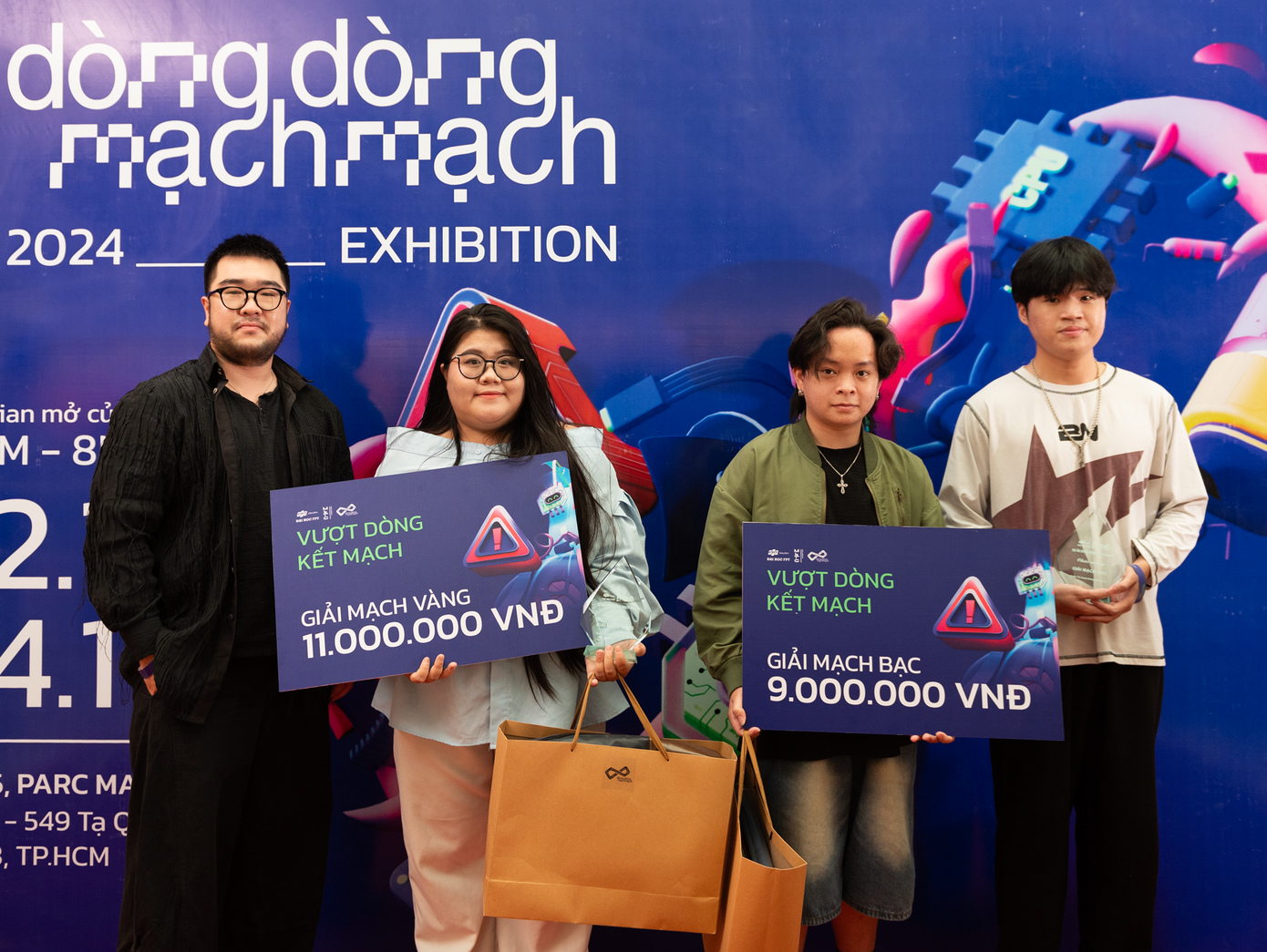 Nguyễn Ngọc Bảo Trân (thứ hai, từ trái qua) nhận giải Mạch vàng với tác phẩm Bộ nhớ ký ức.