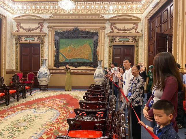 Du khách nghe thuyết minh trong các chuyến tham quan Di tích kiến trúc nghệ thuật cấp quốc gia Trụ sở UBND – HĐND TP. HCM năm 2023.