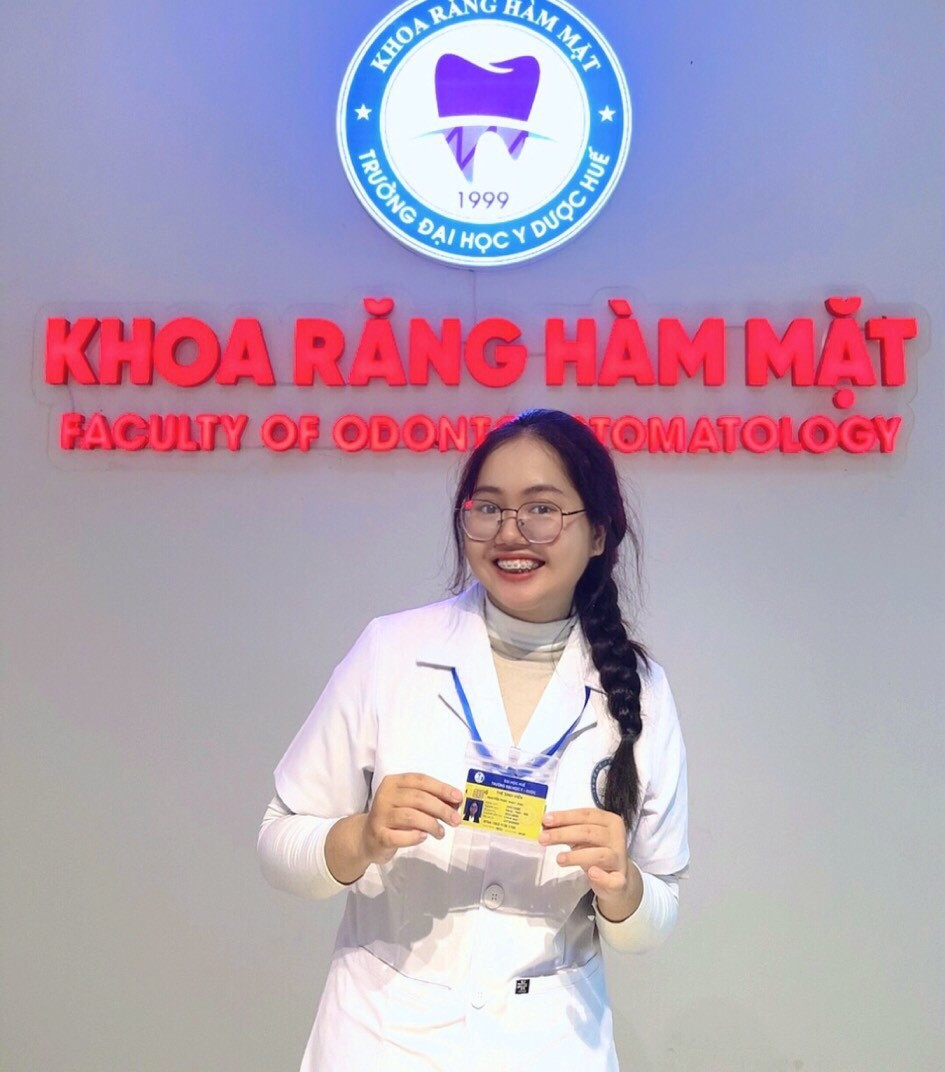 Nhật Ánh hào hứng cầm trên tay tấm thẻ sinh viên ngành học yêu thích. (Ảnh: NVCC)