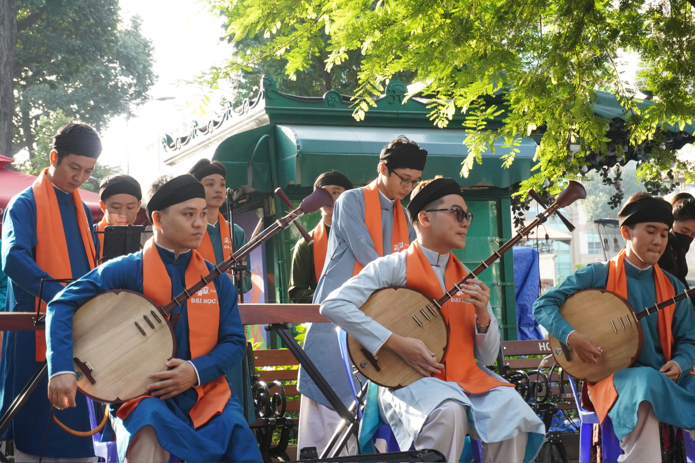 Các bạn sinh viên trường ĐH FPT TP. HCM cùng tham gia biểu diễn tại sân khấu Đường sách TP. HCM.