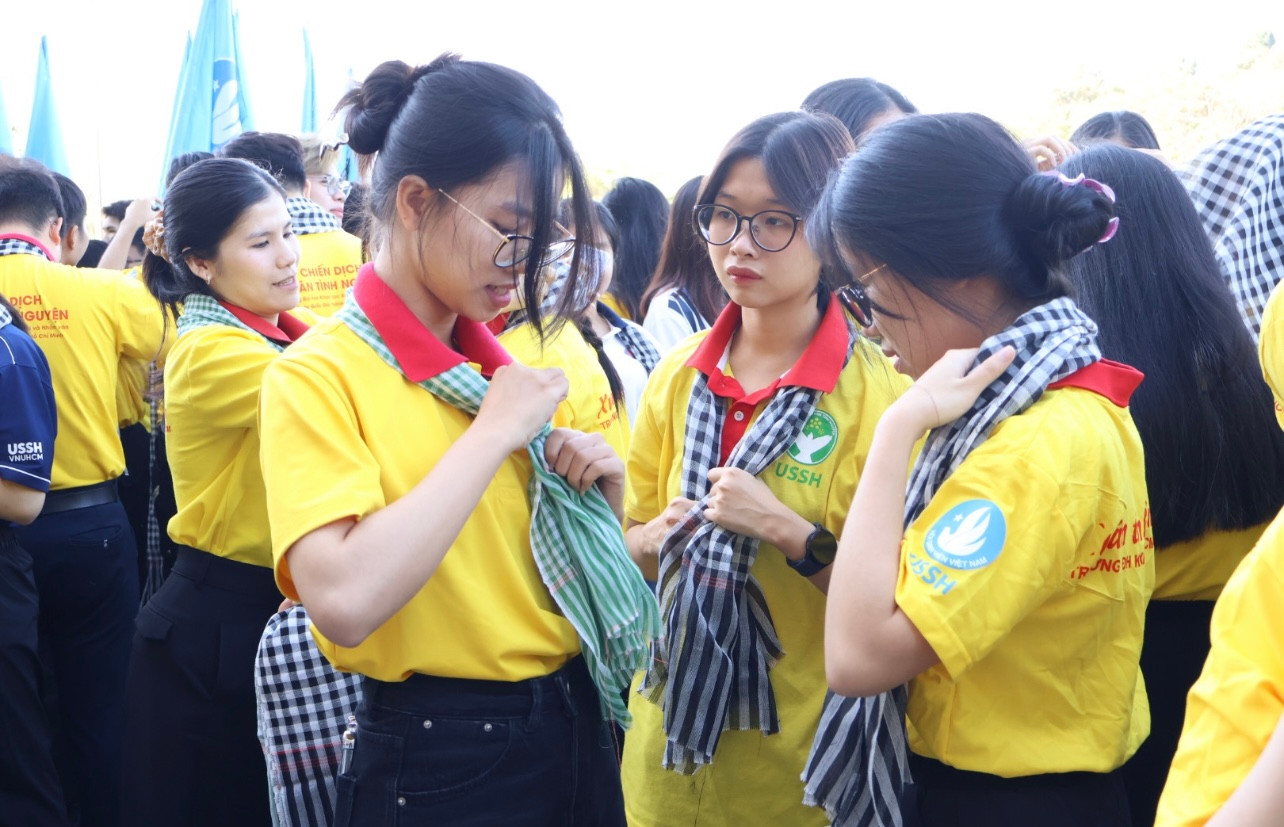 Các bạn sinh viên cùng nhau thắt khăn rằn.