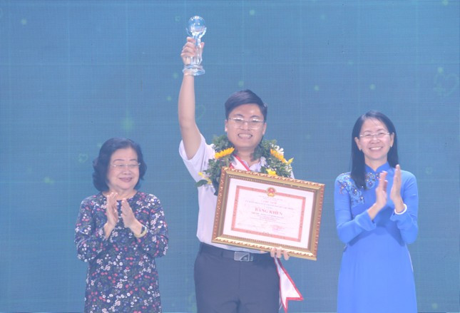 Minh Khang từng nhận danh hiệu 'Công dân trẻ tiêu biểu TP. HCM' năm 2023. (Ảnh: Ngô Tùng) Minh Khang từng nhận danh hiệu 'Công dân trẻ tiêu biểu TP. HCM' năm 2023. (Ảnh: Ngô Tùng)