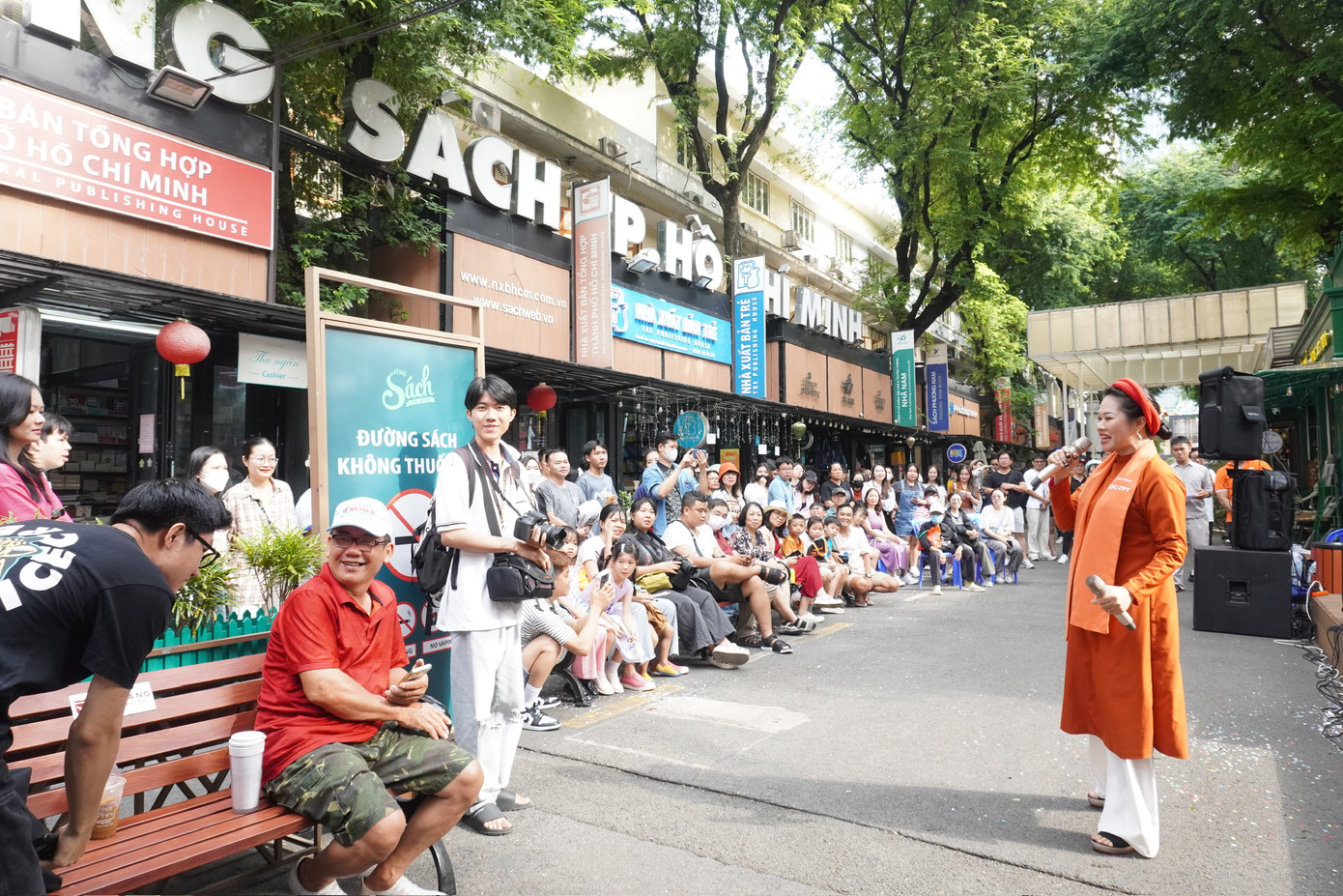 Sân khấu mở ngoài trời tạo ra sự thú vị cho chương trình.