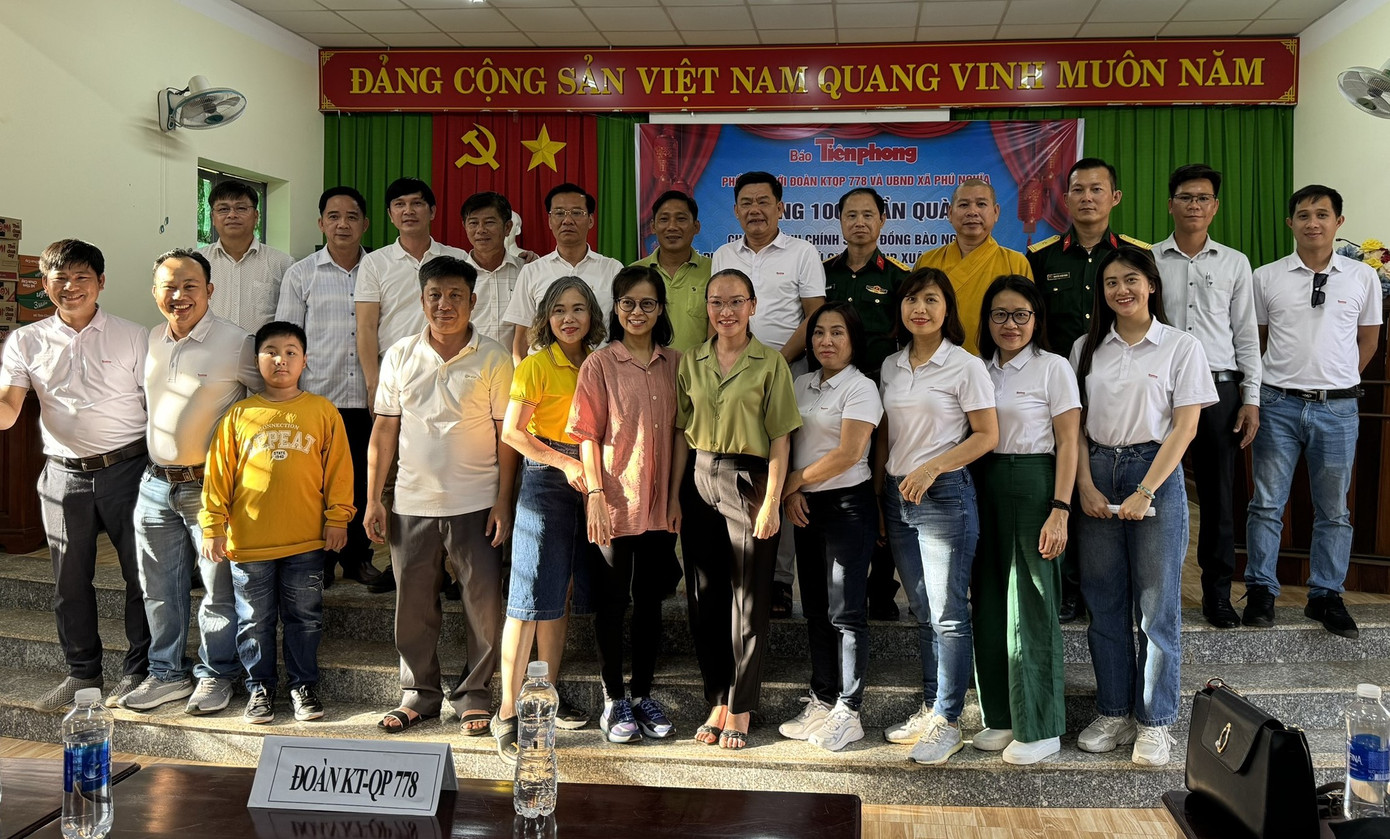 Đoàn công tác thực hiện chương trình cùng chụp hình lưu niệm cùng lãnh đạo xã Phú Nghĩa (huyện Bù Gia Mập) và các mạnh thường quân đồng hành cùng chương trình.