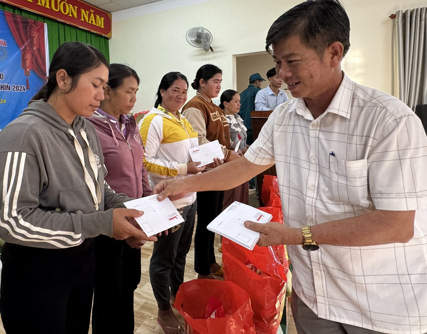 Mạnh thường quân của chương trình cùng trao quà tặng bà con xã Phú Nghĩa.