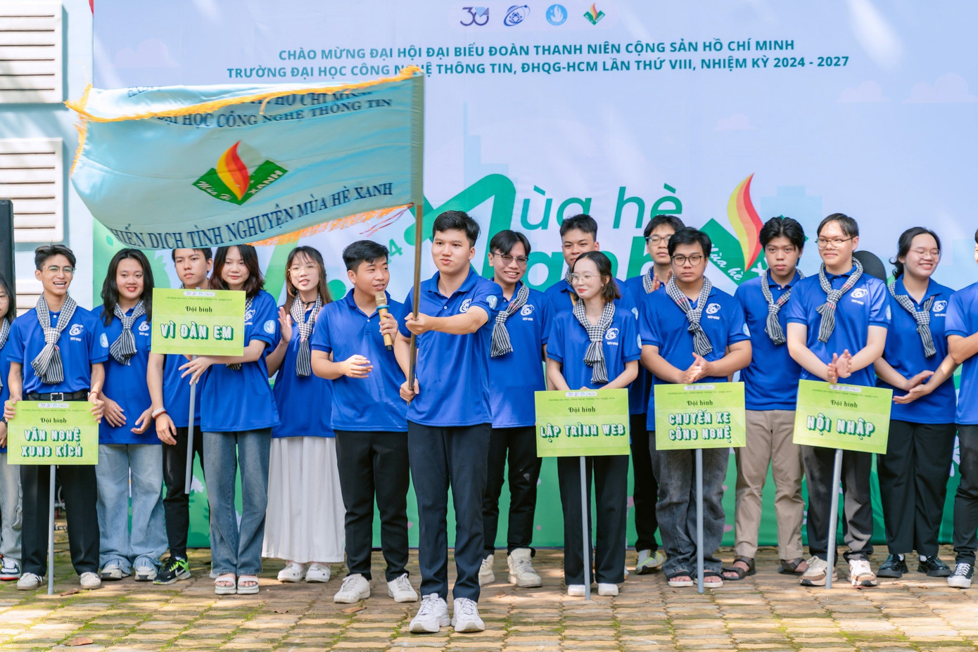Không ngại nắng mưa, gian khó, các chiến sĩ "Mùa Hè Xanh" UIT luôn trong tinh thần sẵn sàng vì cộng đồng.