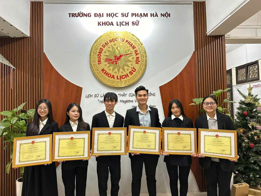 Minh Hiển cùng các thành viên nhóm nghiên cứu nhận giấy khen của trường ĐH Sư phạm Hà Nội. (Ảnh: NVCC) Minh Hiển cùng các thành viên nhóm nghiên cứu nhận giấy khen của trường ĐH Sư phạm Hà Nội. (Ảnh: NVCC)