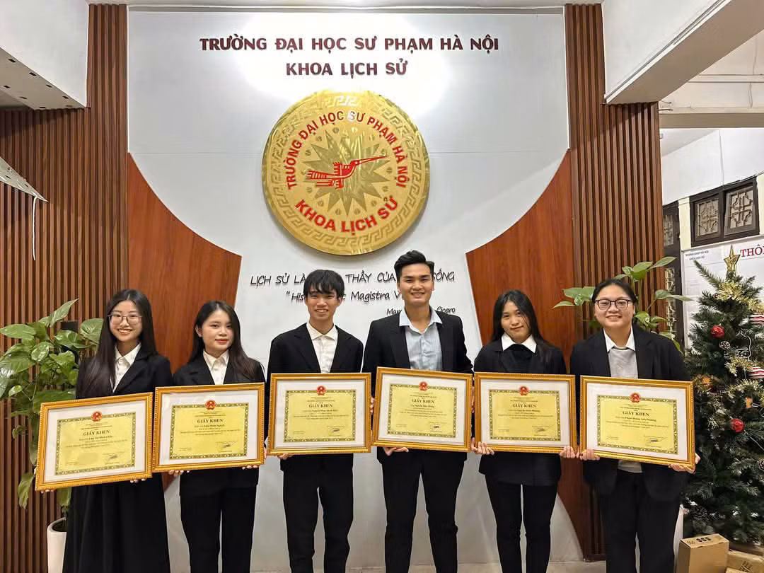 Minh Hiển cùng các thành viên nhóm nghiên cứu nhận giấy khen của trường ĐH Sư phạm Hà Nội. (Ảnh: NVCC)