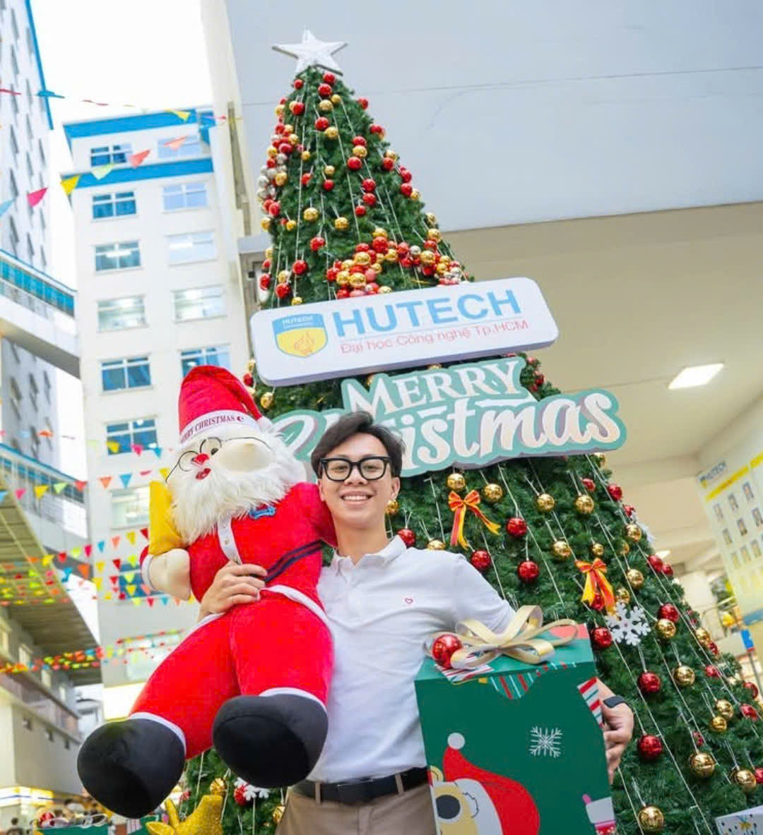 Anh Huy check-in đón mùa Giáng sinh cùng người thương tại ngôi trường đại học từng qua 4 năm thanh xuân.