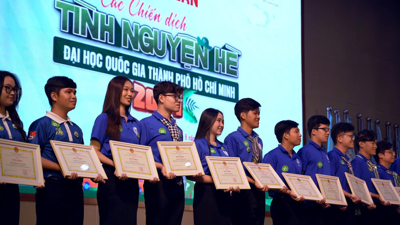 Ban Cán sự Đoàn ĐHQG TP. HCM tuyên dương các tập thể và các cá nhân có thành tích xuất sắc trong tham gia chiến dịch tình nguyện Hè năm 2024. (Ảnh: ĐHQG TP. HCM)