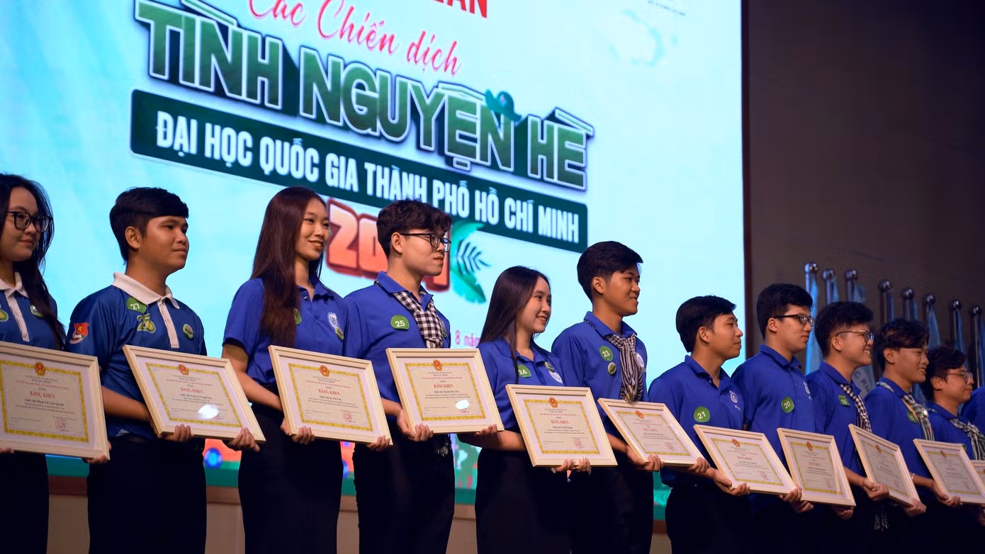 Ban Cán sự Đoàn ĐHQG TP. HCM tuyên dương các tập thể và các cá nhân có thành tích xuất sắc trong tham gia chiến dịch tình nguyện Hè năm 2024. (Ảnh: ĐHQG TP. HCM) Ban Cán sự Đoàn ĐHQG TP. HCM tuyên dương các tập thể và các cá nhân có thành tích xuất sắc trong tham gia chiến dịch tình nguyện Hè năm 2024. (Ảnh: ĐHQG TP. HCM)