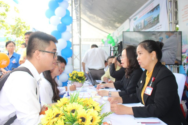 Ứng viên đang trao đổi với nhà tuyển dụng trong Ngày hội việc làm cho sinh viên ngành Y mới ra trường, do Sở Y tế TP. HCM tổ chức ngày 15/8/2023. (Ảnh: Vân Sơn) Ứng viên đang trao đổi với nhà tuyển dụng trong Ngày hội việc làm cho sinh viên ngành Y mới ra trường, do Sở Y tế TP. HCM tổ chức ngày 15/8/2023. (Ảnh: Vân Sơn)