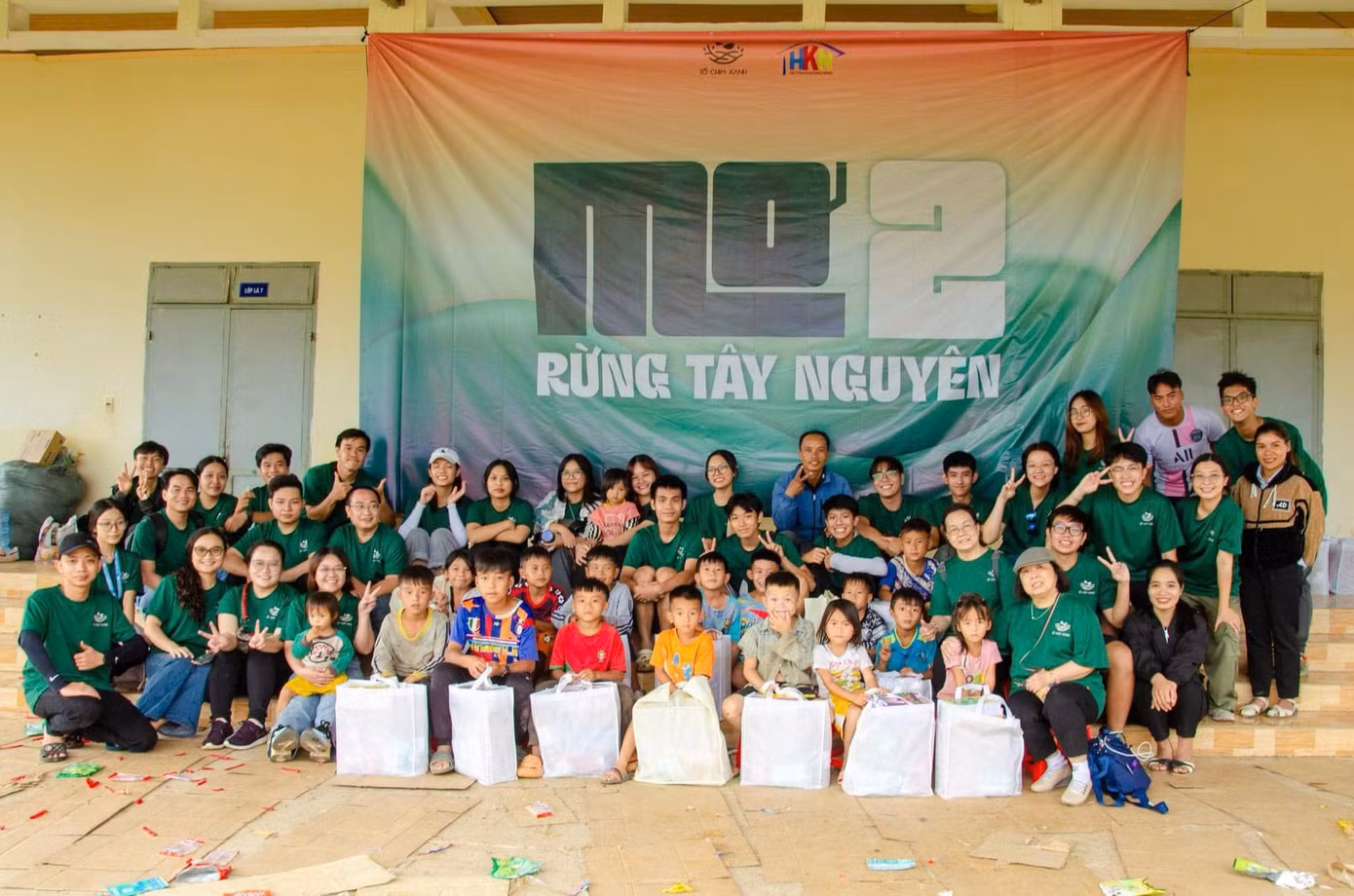 Ban Tổ chức chương trình 'Mơ rừng Tây Nguyên' mùa 2 chụp ảnh kỉ niệm cùng các em nhỏ ở Phi Liêng, Lâm Đồng.