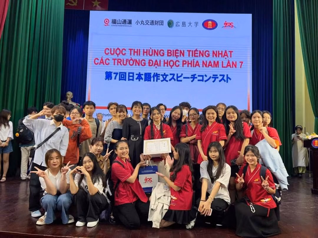 Nữ luôn biết ơn thầy cô và bạn bè đã hỗ trợ và động viên mình trong quá trình tham gia cuộc thi.