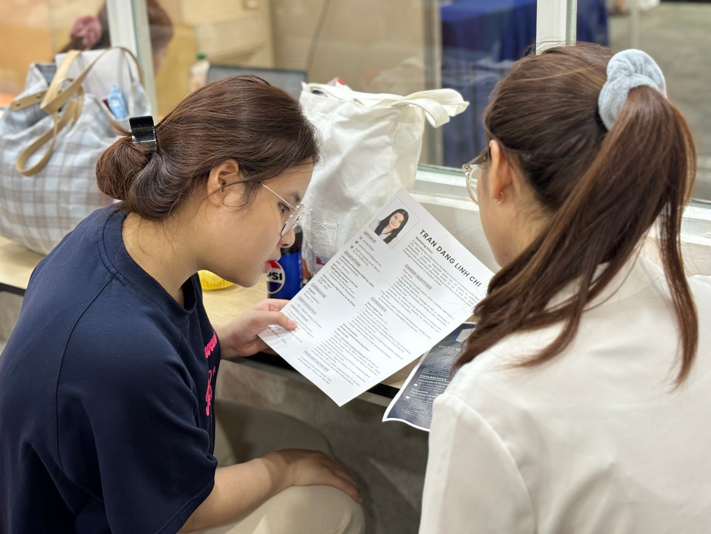 Trước đó, năm 2023, tại ĐH Kinh tế TP. HCM có 375 doanh nghiệp, hiệp hội tham gia tuyển dụng hơn 6.100 vị trí việc làm, đóng góp 14 tỷ đồng cho quỹ 'Giving to UEH'… Trước đó, năm 2023, tại ĐH Kinh tế TP. HCM có 375 doanh nghiệp, hiệp hội tham gia tuyển dụng hơn 6.100 vị trí việc làm, đóng góp 14 tỷ đồng cho quỹ 'Giving to UEH'…