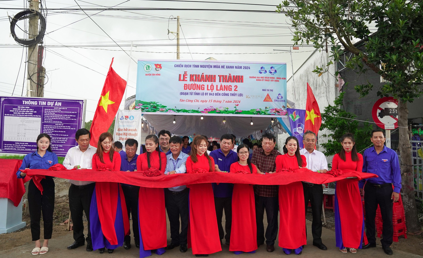 Lễ khánh thành công trình bê tông hóa đường nông thôn tại huyện Tân Hồng. (Ảnh: ĐHBK) Lễ khánh thành công trình bê tông hóa đường nông thôn tại huyện Tân Hồng. (Ảnh: ĐHBK)