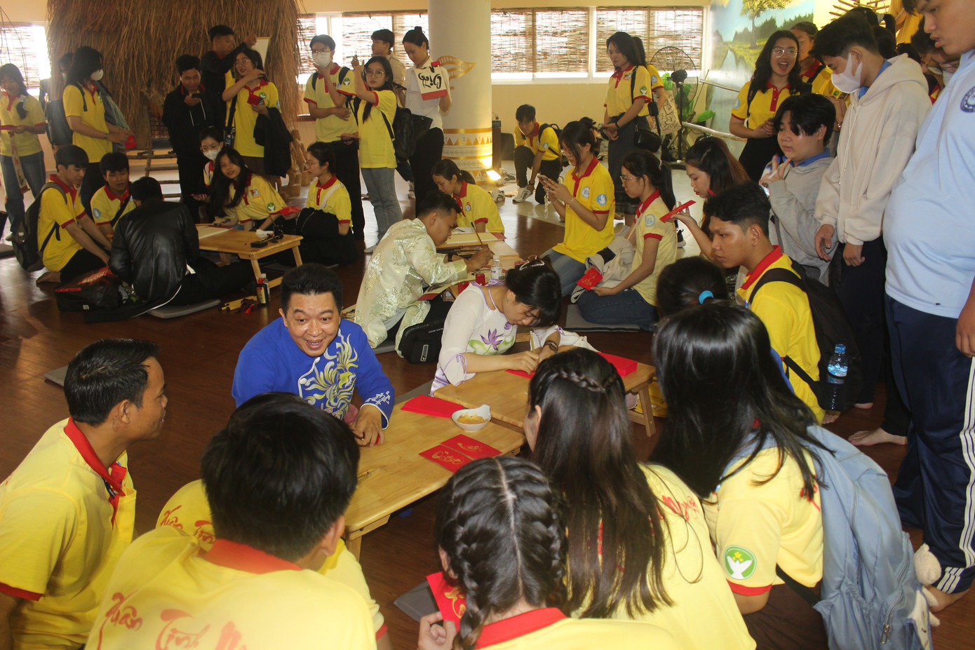 Hoạt động viết thư pháp tại "Ngày hội học sinh, sinh viên toàn quốc - CONNECT FEST 2024" thu hút nhiều bạn sinh viên. Hoạt động viết thư pháp tại "Ngày hội học sinh, sinh viên toàn quốc - CONNECT FEST 2024" thu hút nhiều bạn sinh viên.