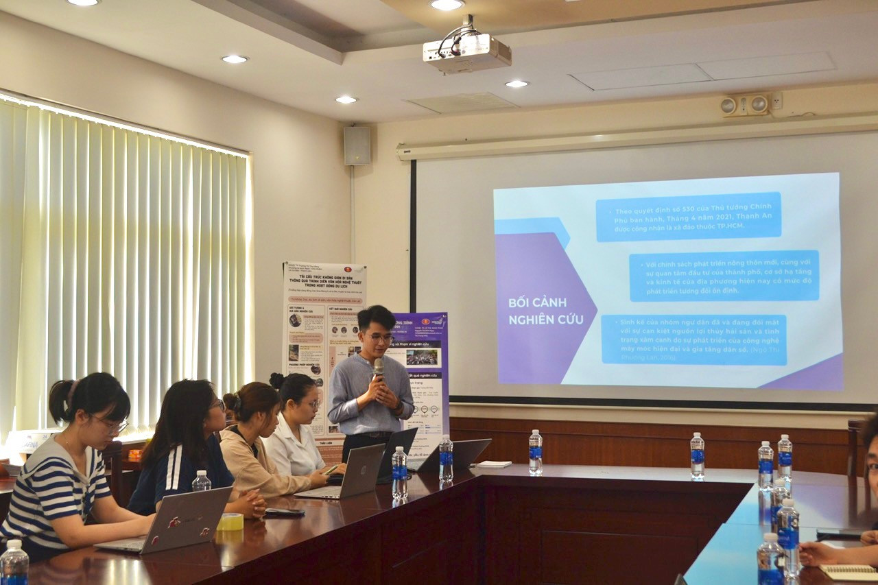 Thành trong buổi bảo vệ đề tài nghiên cứu khoa học sinh viên cấp Trường ở một cộng đồng tại xã Đảo Thạnh An. Thành trong buổi bảo vệ đề tài nghiên cứu khoa học sinh viên cấp Trường ở một cộng đồng tại xã Đảo Thạnh An.