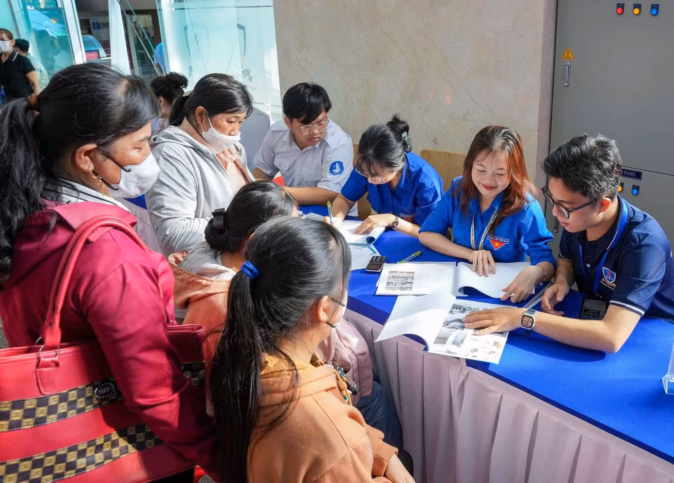 Đoàn Thanh niên trường ĐH Nguyễn Tất Thành hỗ trợ tân sinh viên và phụ huynh tìm nhà trọ. Đoàn Thanh niên trường ĐH Nguyễn Tất Thành hỗ trợ tân sinh viên và phụ huynh tìm nhà trọ.