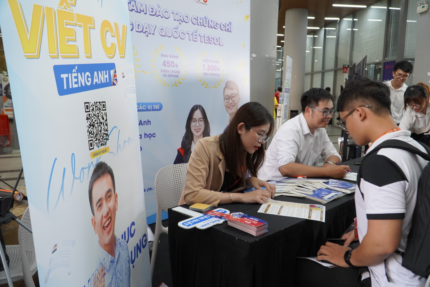 Sinh viên tham gia phỏng vấn tại Ngày hội việc làm &apos;VLU’s Job Fair 2024&apos;.