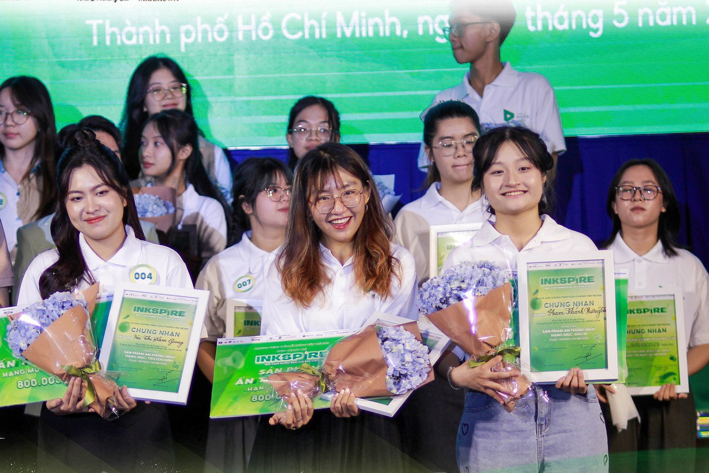 Các thí sinh đoạt giải phấn khởi sau khi được Ban Tổ chức trao giải thưởng.