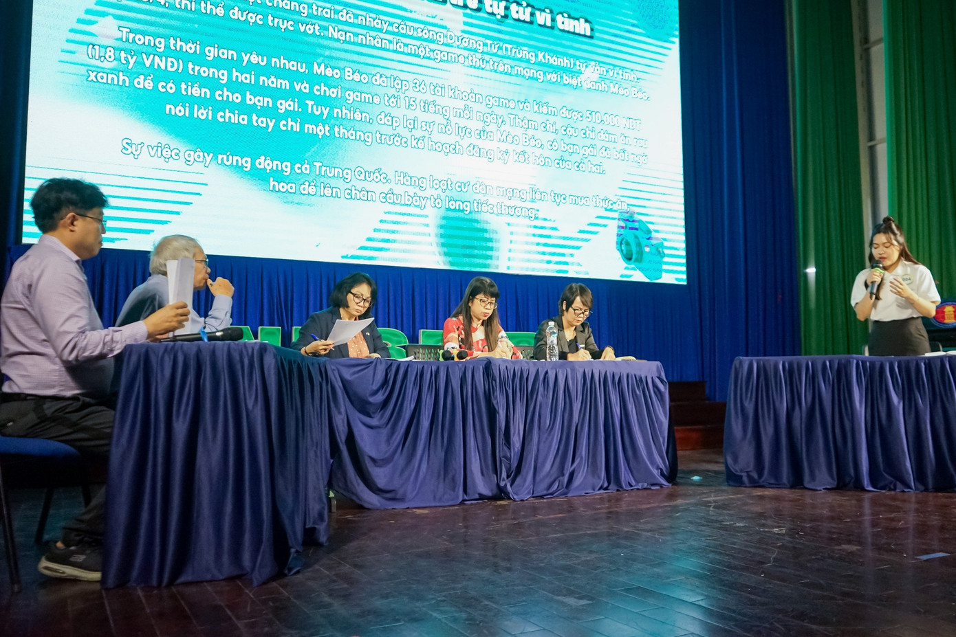 Thí sinh giải quyết tình huống về câu chuyện “Mèo béo - chàng trai trẻ tự tử vì tình ở Trung Quốc” trong phần thi "họp giao ban" giả định với tòa soạn.