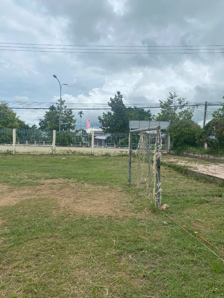 Thực trạng sân chơi tại địa phương trực thuộc TP. Cần Thơ, do điều kiện kinh tế còn khó khăn nên chưa được đầu tư.