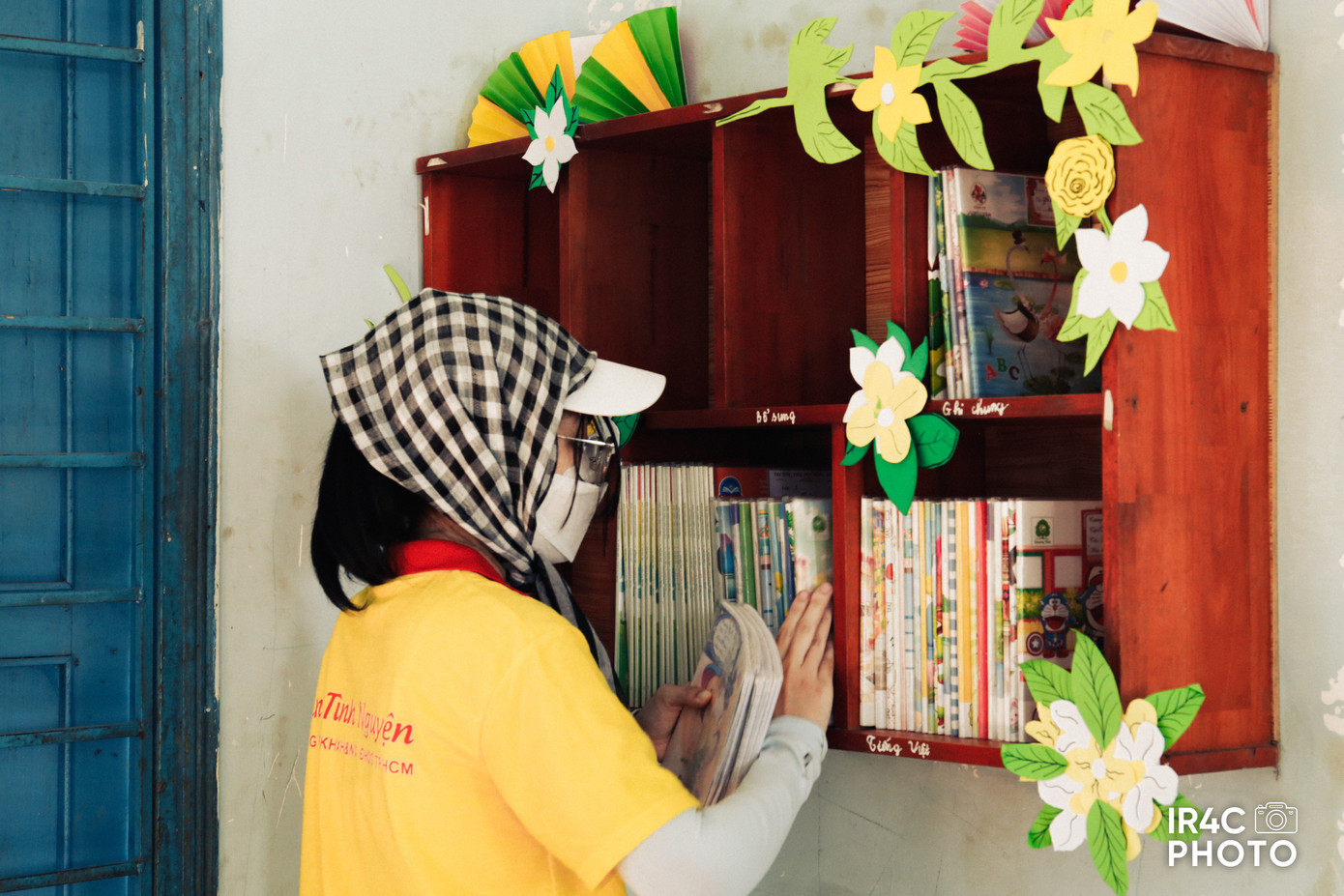 Những góc thư viện tại địa phương được các sinh viên tình nguyện bổ sung thêm sách, truyện. Những góc thư viện tại địa phương được các sinh viên tình nguyện bổ sung thêm sách, truyện.