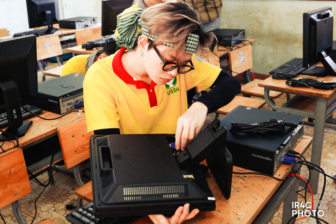 Hoạt động sửa máy tính của sinh viên tình nguyện tại chương trình. (Ảnh: BTC) Hoạt động sửa máy tính của sinh viên tình nguyện tại chương trình. (Ảnh: BTC)