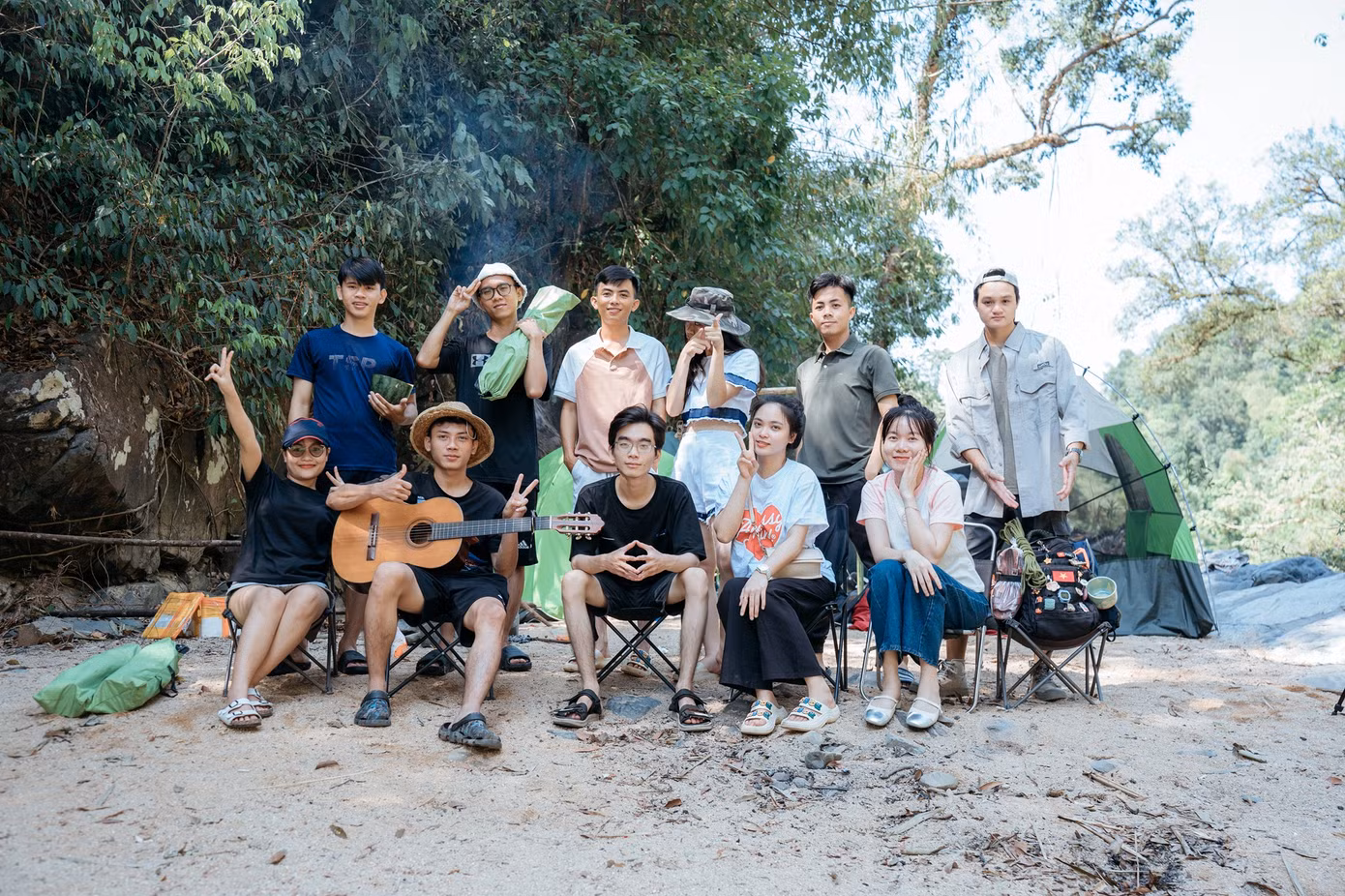 Nhóm anh Minh Tài thường xuyên theo dõi nhóm trên Facebook: phượt, camping bụi, cắm trại tự túc… để tìm hiểu về nơi mình muốn đến.