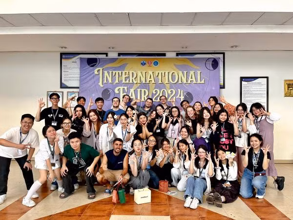 Hình ảnh phiên chợ quốc tế “International Fair” của các bạn sinh viên trường ĐH Quốc tế (ĐHQG TP. HCM) và sinh viên quốc tế.