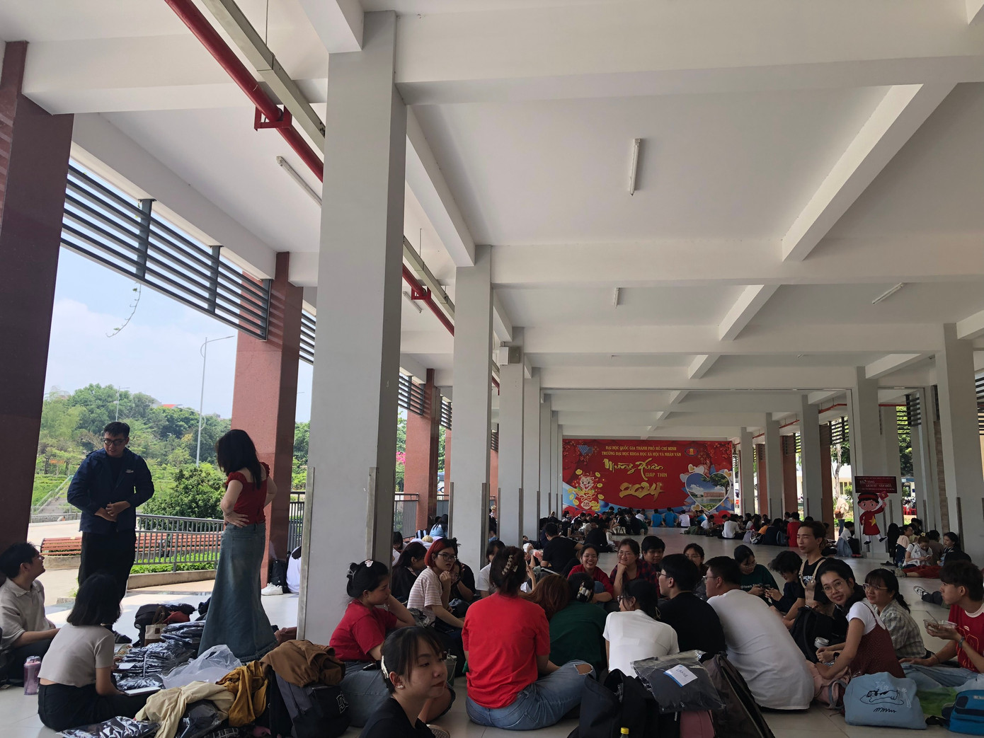 Để tránh nóng, nhiều sinh viên học 2 buổi chọn cách nghỉ trưa ở trường sau giờ tan học để tránh tiếp xúc với ánh nắng gay gắt buổi trưa.