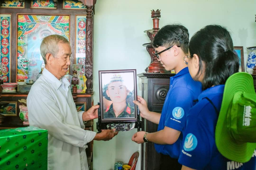 Chị Trần Thu Hà cùng đoàn công tác trao di ảnh liệt sĩ phục hồi cho gia đình. (Ảnh: Hội Sinh viên TP. HCM) Chị Trần Thu Hà cùng đoàn công tác trao di ảnh liệt sĩ phục hồi cho gia đình. (Ảnh: Hội Sinh viên TP. HCM)