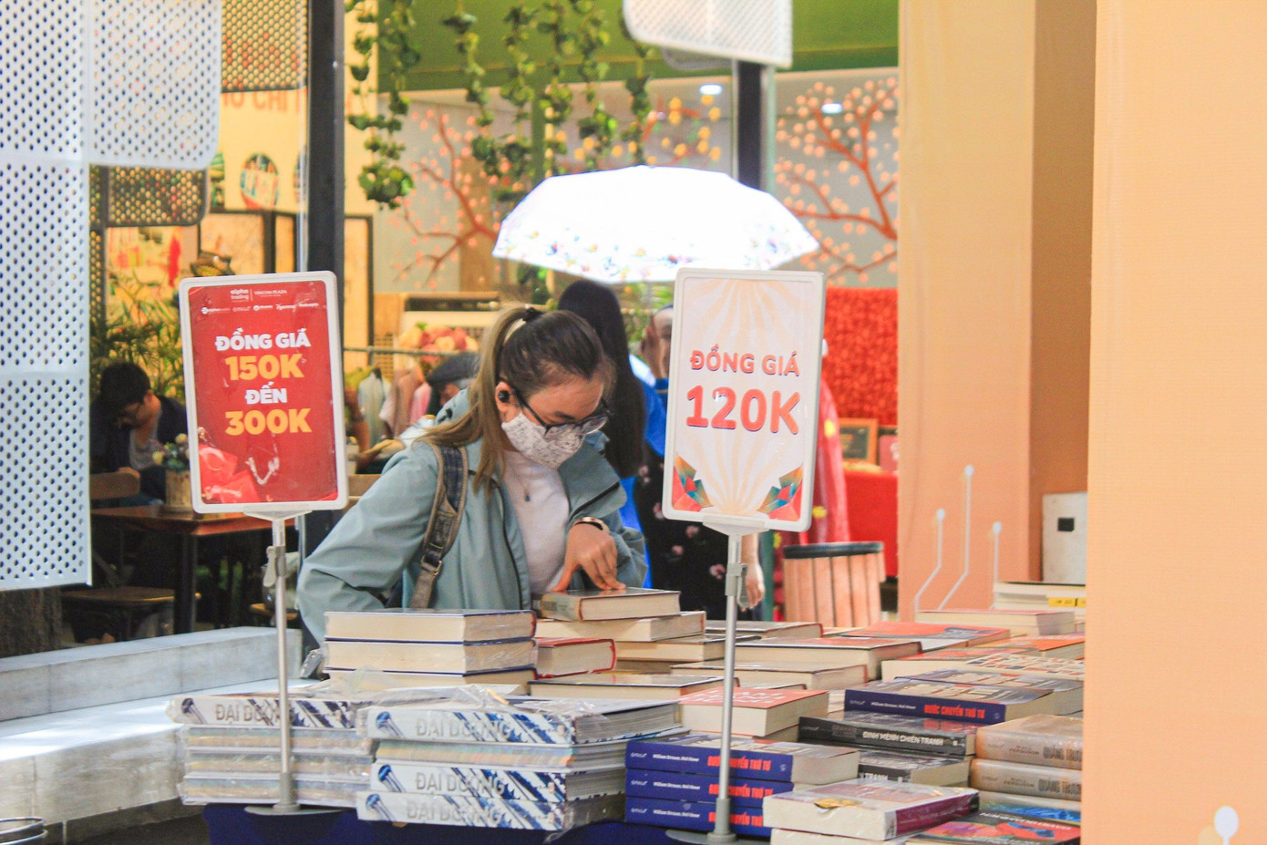 Phương Uyên (22 tuổi, trường ĐH Sư phạm TP. HCM) chia sẻ, Ngày hội lần này có sự kết hợp giữa văn hóa đọc và nghệ thuật, như workshop &quot;Thủy ấn - vẽ tranh trên nước&quot; được tổ chức vào 19/4. Người tham gia vừa mua sách, vừa được trải nghiệm những hoạt động tương tác độc đáo như vậy. Bên cạnh đó, Uyên cho rằng, chương trình ưu đãi sách 50%, 70%, sách đồng giá 5.000 đồng... rất kích thích đối với cộng đồng “mọt sách”.