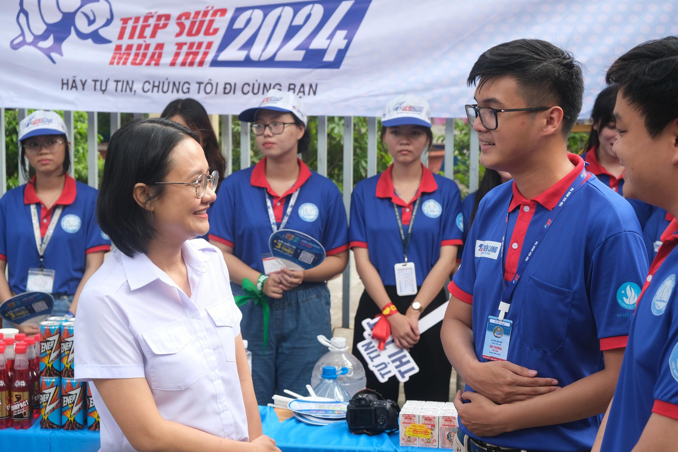Chị Trần Thu Hà (bên trái) hỏi thăm sinh viên tình nguyện 'Tiếp sức mùa thi' tại điểm trường THPT Hùng Vương (Q. 5). (Ảnh: Phú Quang) Chị Trần Thu Hà (bên trái) hỏi thăm sinh viên tình nguyện 'Tiếp sức mùa thi' tại điểm trường THPT Hùng Vương (Q. 5). (Ảnh: Phú Quang)