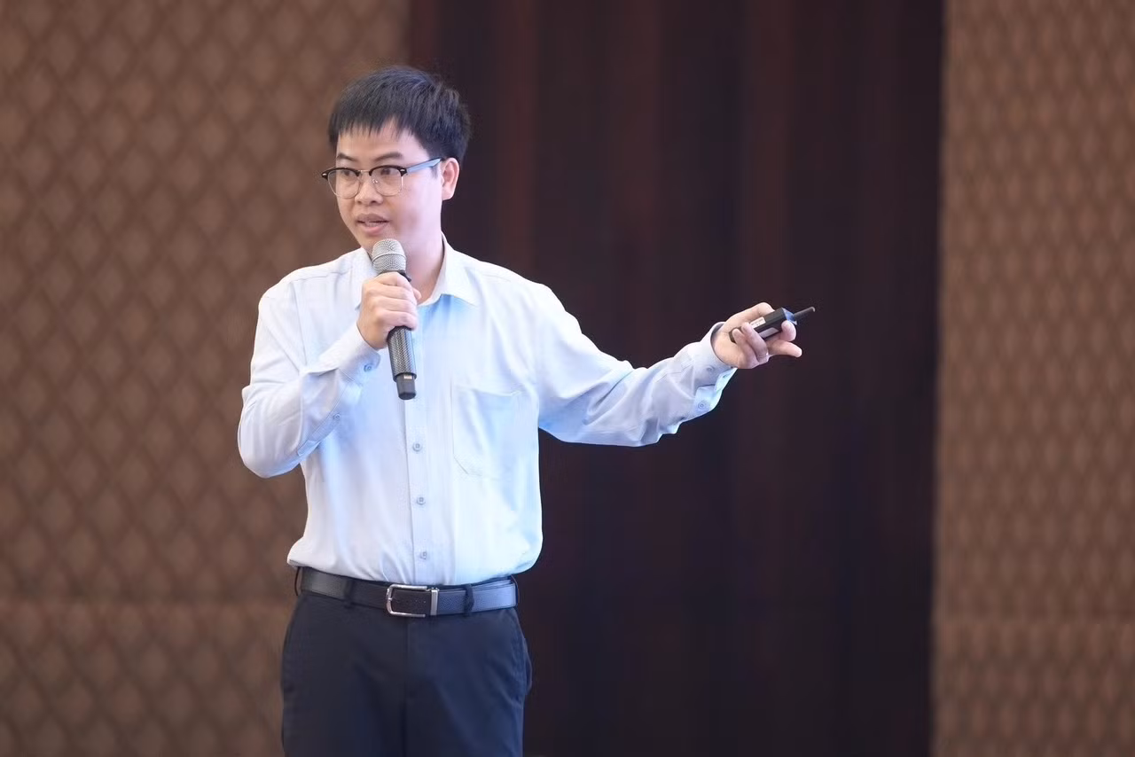TS Phạm Huy Hiệu còn là người truyền cảm hứng cho các bạn sinh viên về nghiên cứu khoa học. (Ảnh: NVCC)