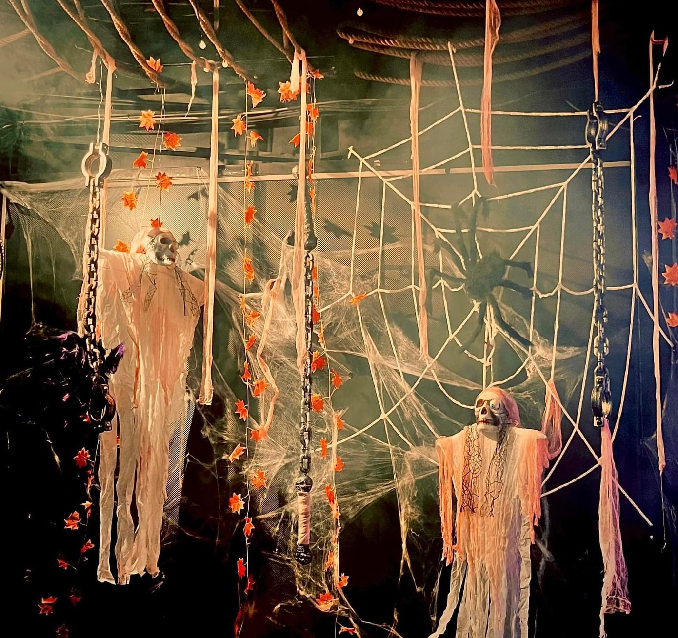 Một quán ăn trang trí chủ đề Halloween ấn tượng. (Ảnh: Walao club)