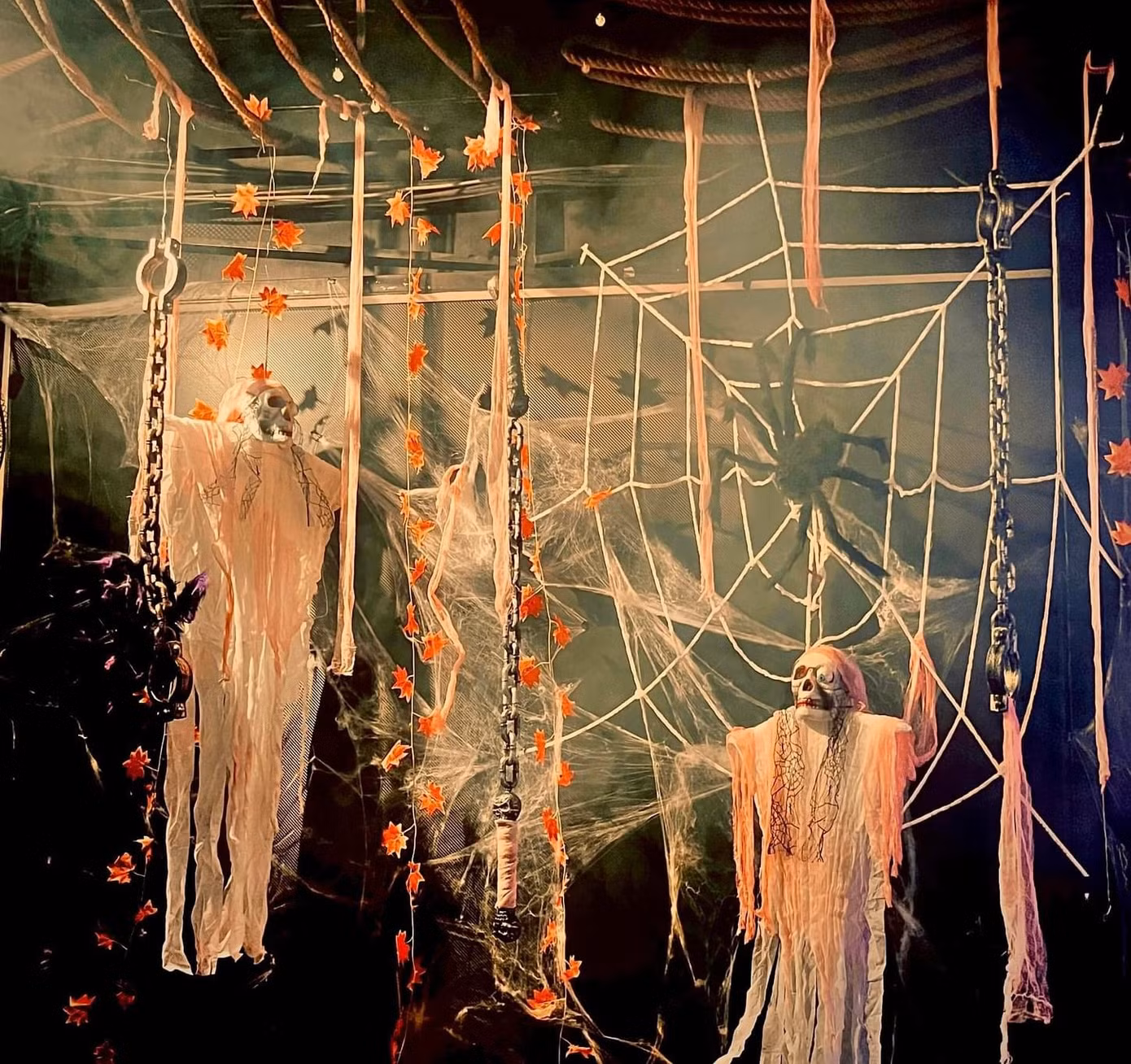 Một quán ăn trang trí chủ đề Halloween ấn tượng. (Ảnh: Walao club)