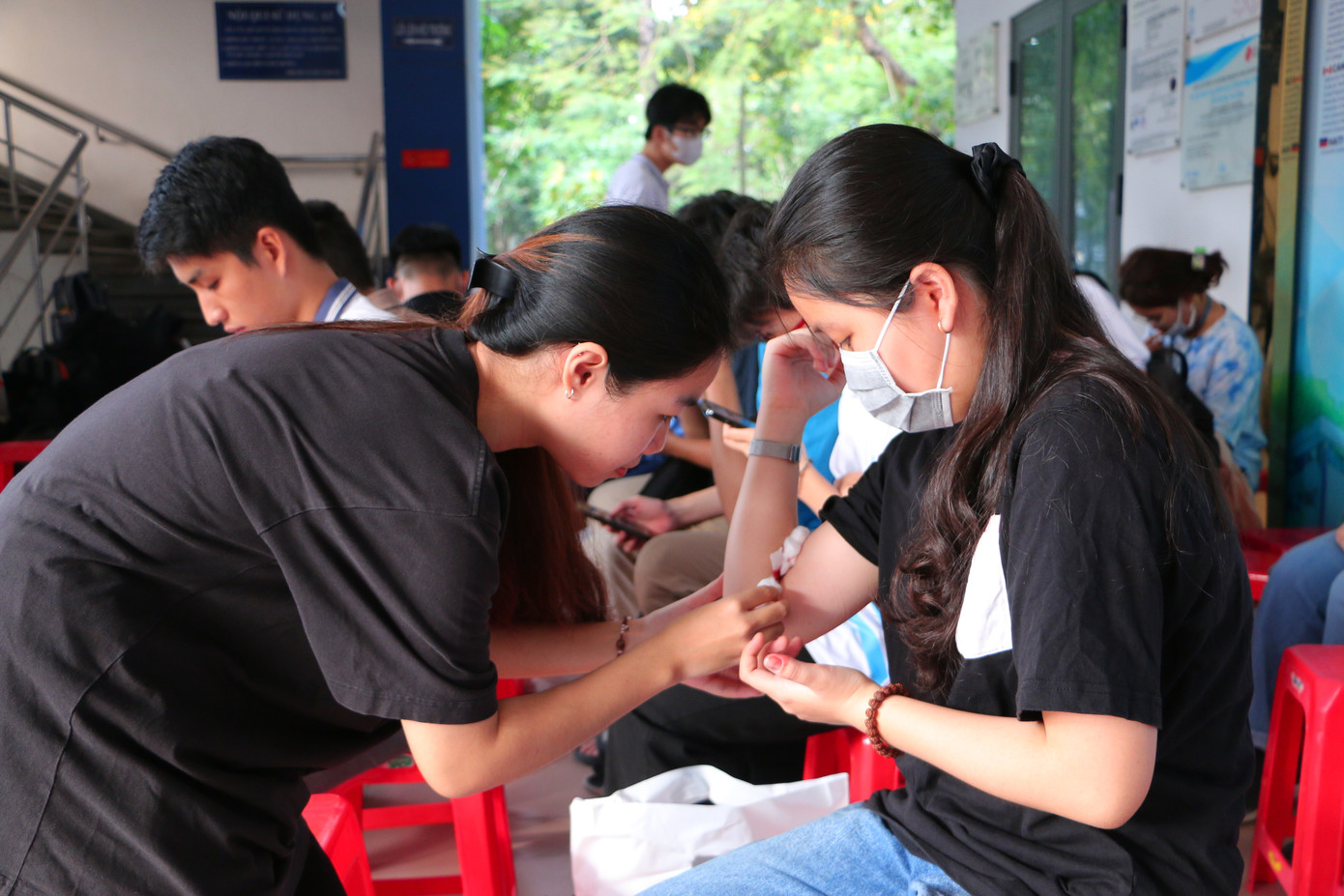 Trần Nguyễn Thanh Uyên nhiệt tình hỗ trợ các bạn sinh viên sau khi hiến máu. Trần Nguyễn Thanh Uyên nhiệt tình hỗ trợ các bạn sinh viên sau khi hiến máu.