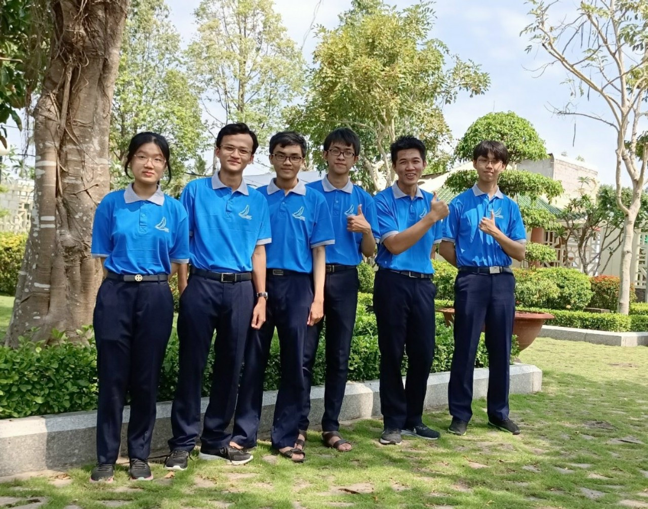 Năm lớp 12, Hoàng Anh (thứ ba, từ phải qua) nằm trong đội tuyển Học sinh Giỏi Quốc gia môn Vật lý của trường THPT Chuyên Lý Tự Trọng (Cần Thơ). (Ảnh: NVCC) Năm lớp 12, Hoàng Anh (thứ ba, từ phải qua) nằm trong đội tuyển Học sinh Giỏi Quốc gia môn Vật lý của trường THPT Chuyên Lý Tự Trọng (Cần Thơ). (Ảnh: NVCC)